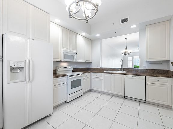 5th image of 23 Harbour Isles Drive W #106