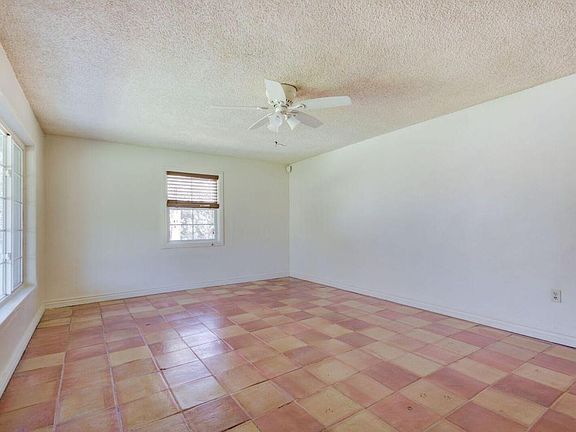 4th image of 635 E Marilyn Ave