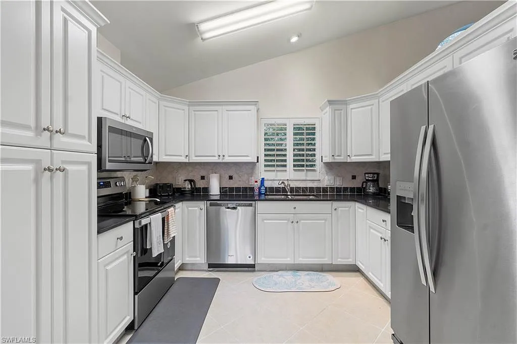 3 bed, 3.0 bath, 2006 sqft, $6,000 — Photo 3