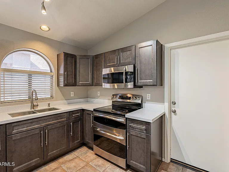 491 E Devon Dr — Photo 11