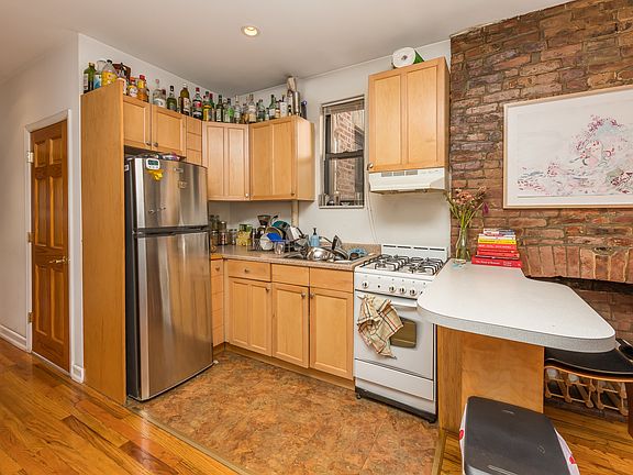 3rd image of 411 E 9th St APT 7