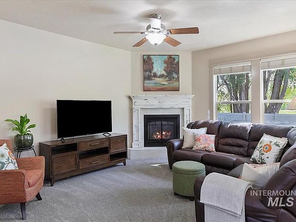 4th image of 1082 N Powder River Dr