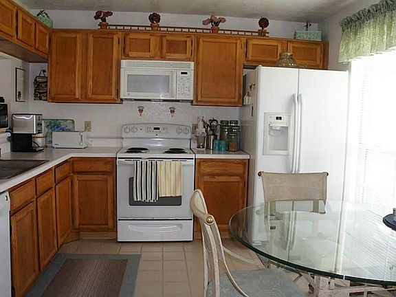 Nice large kitchen with breakfast area.