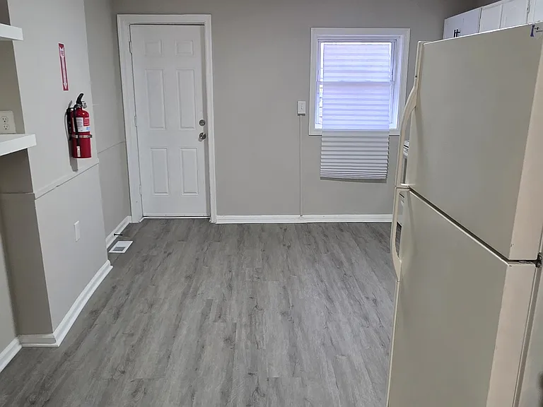 2521 E Madison St — Photo 6