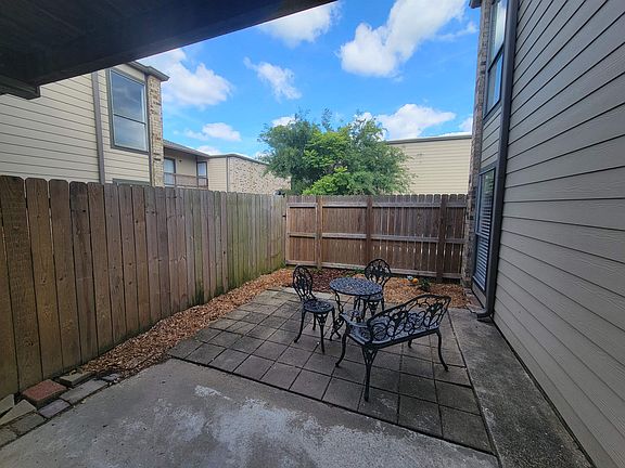 3rd image of 1020 W McNeese St APT 8C