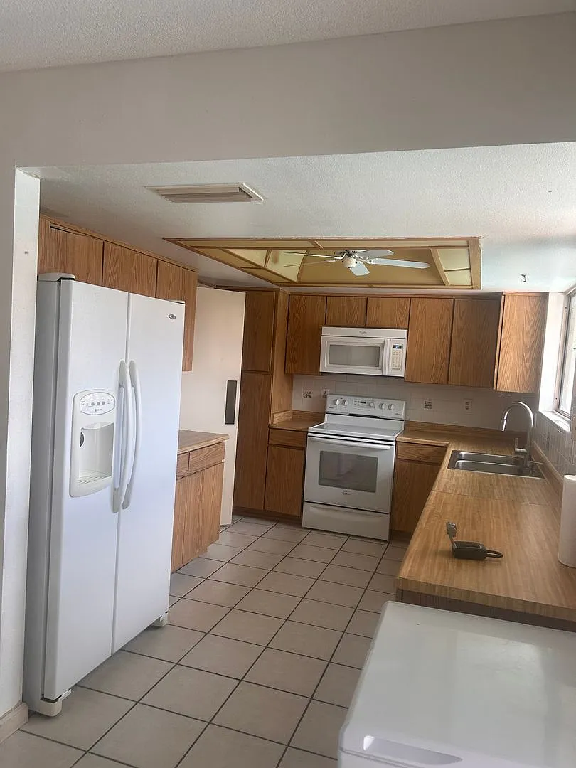 4-Bedroom House W/Solar, Private Pool, Move In Special - Save $1k! — Photo 3