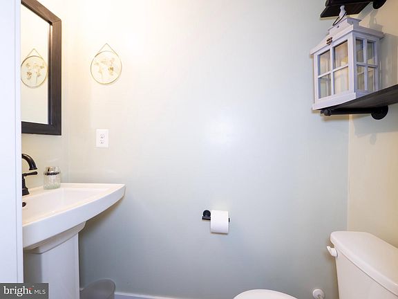 3rd image of 136 Quebec Ct