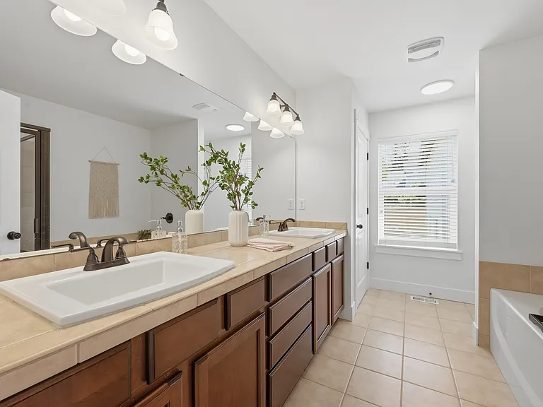 9330 Templeton Ave SE — Photo 12