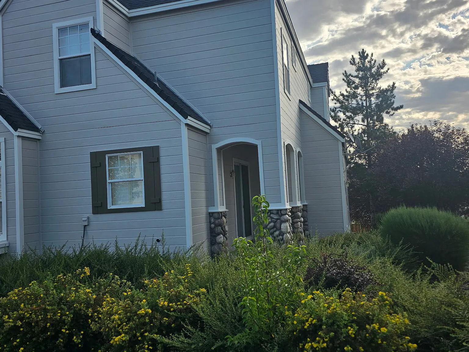 3 bed, 2.5 bath, 1229 sqft, $2,400 — Photo 2