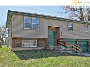 207 W Shawnee St, Paola, KS 66071