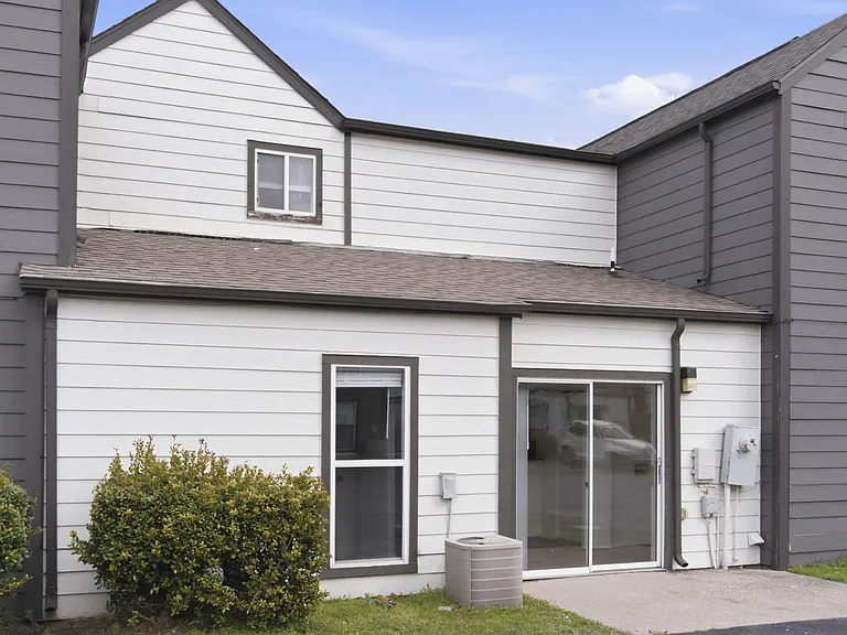 1447 E Oakwood Ln — Photo 24
