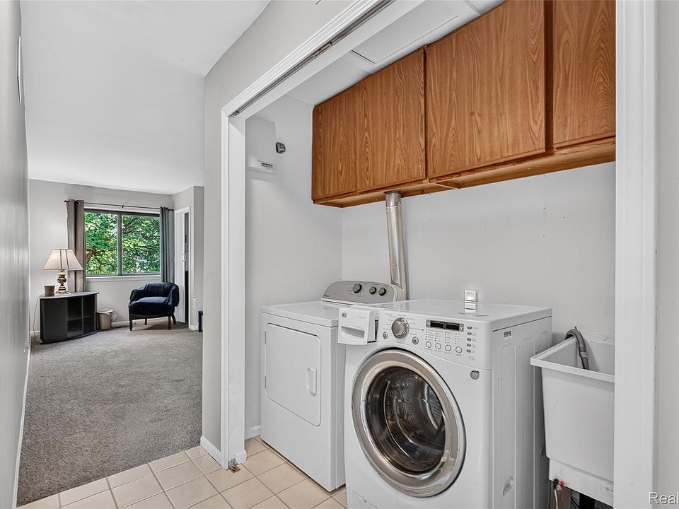 24156 Parke Ln Apt B, photo 13