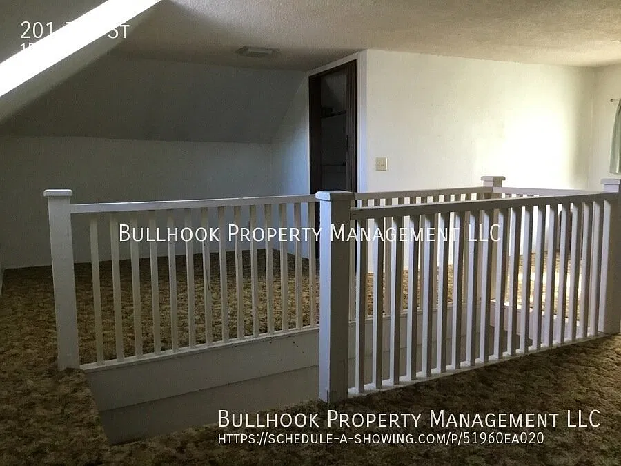Large 1 bedroom apartment in a duplex — Photo 3
