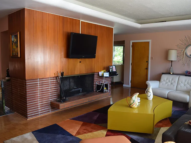 301 Homan Ave — Photo 13