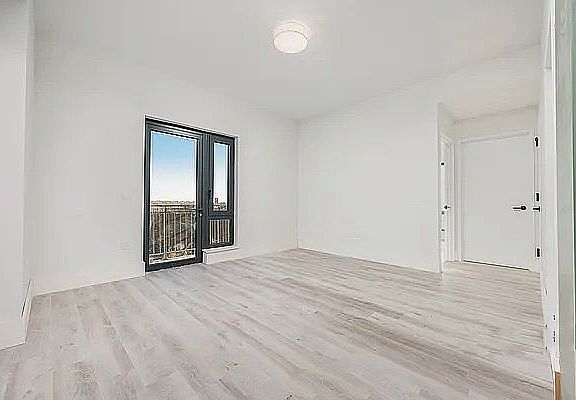 4th image of 1510 Gates Ave #1107