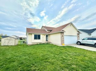 2532 Riverwoods Ave, Des Moines, IA 50320