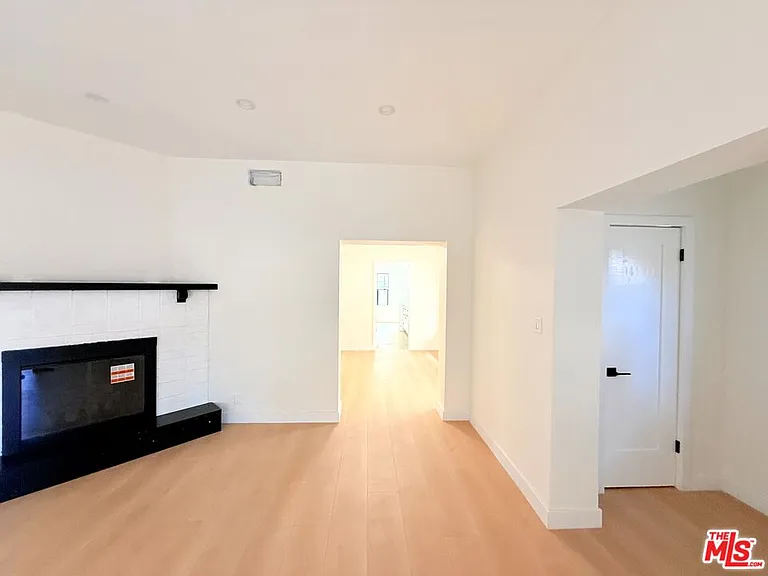 6132 Whitsett Ave — Photo 8