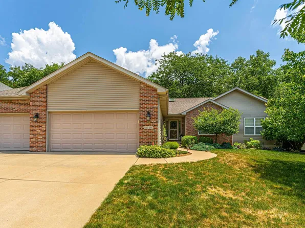 2210 Ridge Creek Dr, Bloomington, IL 61705