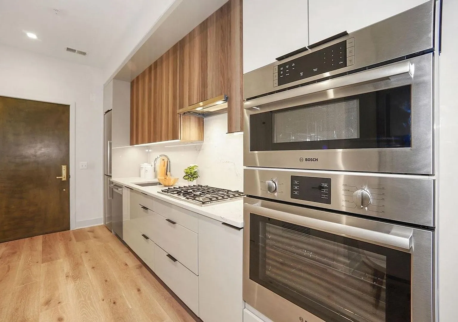 One Bedroom Condo in the Heart of the City + Rooftop Deck **Half Month Free on 12 Month Lease** — Photo 3