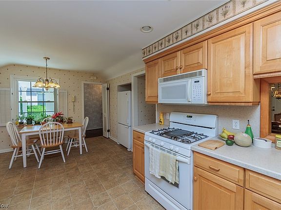 3rd image of 2806 Tonawanda Dr