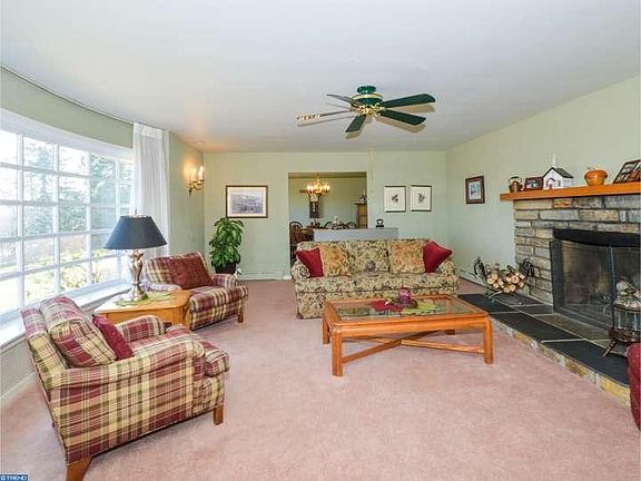 Huge LR w/ fireplace