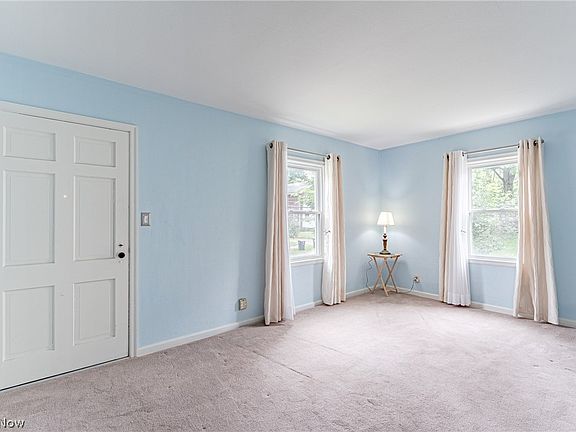 3rd image of 598 Morningview Ave