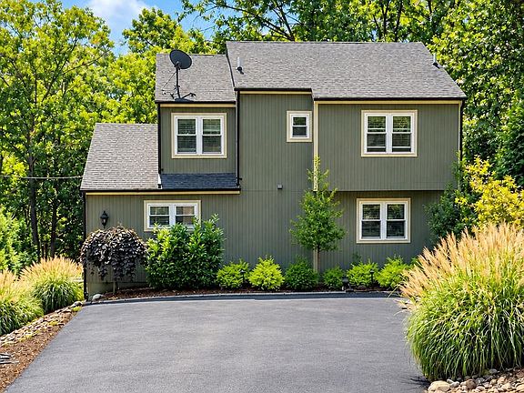 3rd image of 203 Fairway Cir