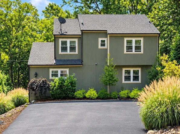 203 Fairway Cir, Cross Junction, VA 22625