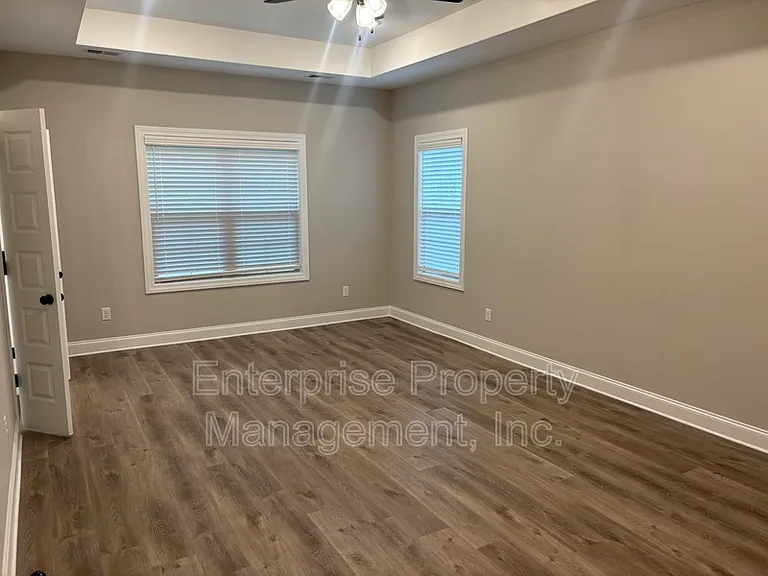 564 Holden Dr — Photo 10