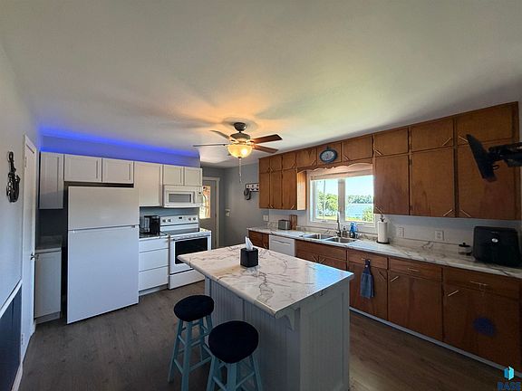 3rd image of 33 Pommier Ln