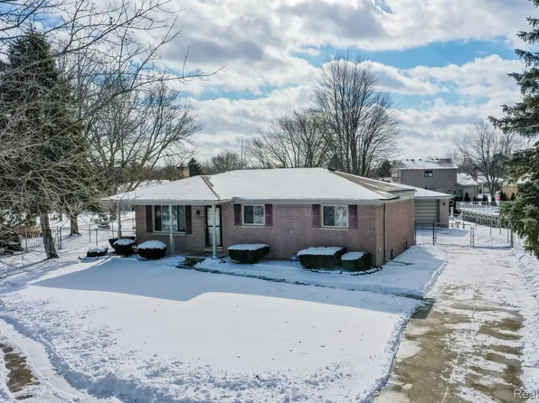 19586 Larry Ct, Clinton Township, MI 48038