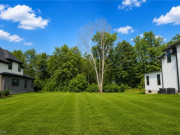 328 Woodridge Ln, Chagrin Falls, OH 44022