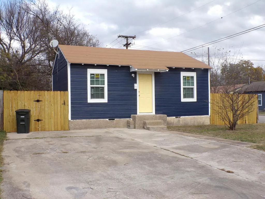 701 W Ave K — Photo 2