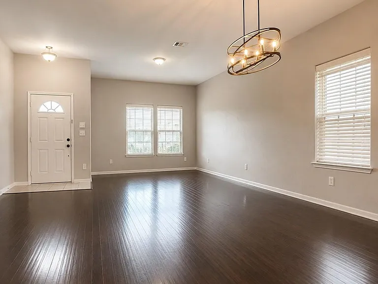 406 Mornington Ln — Photo 2