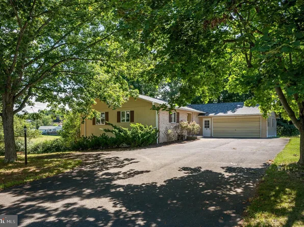 319 Masters Dr, Cross Junction, VA 22625