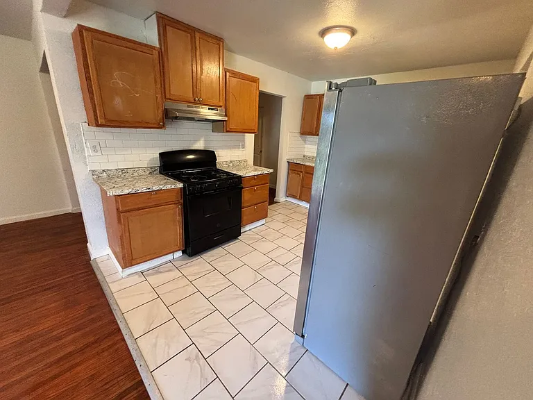 245 E Young Pl — Photo 27