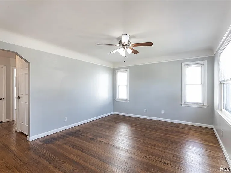 613 Riverbank St — Photo 5