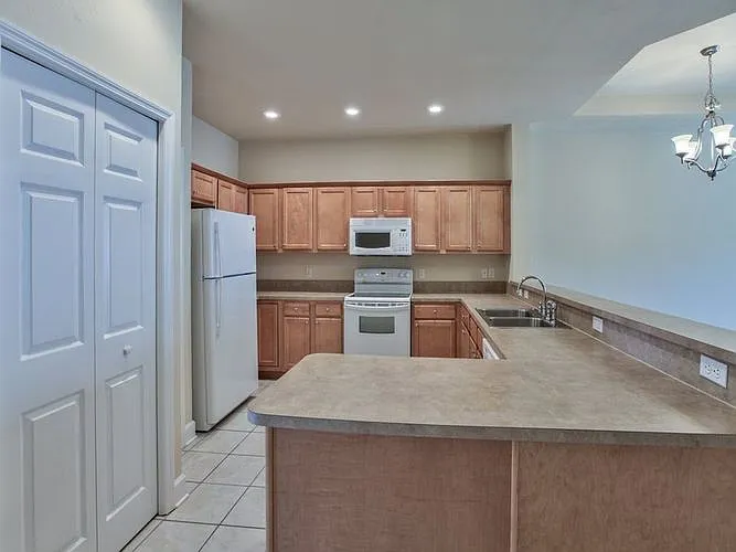3 bed, 1418 sqft, $1,900 — Photo 4