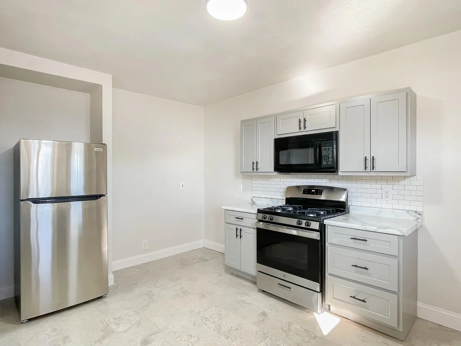 1 bed, 740 sqft, $915 — Photo 2