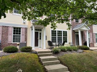 1184 Hillvale Ave N, Oakdale, MN 55128