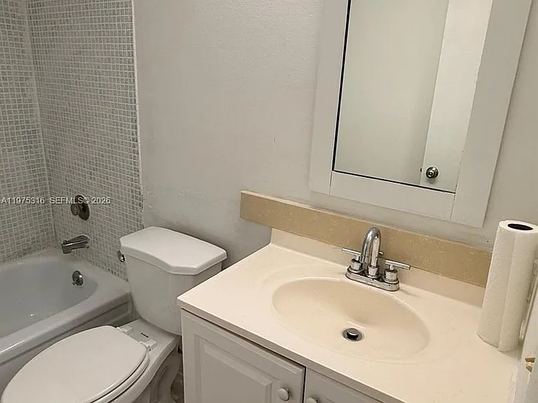 210 Canterbury Dr #1-J — Photo 8