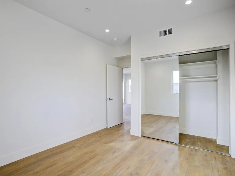 5639 Riverton Ave — Photo 18