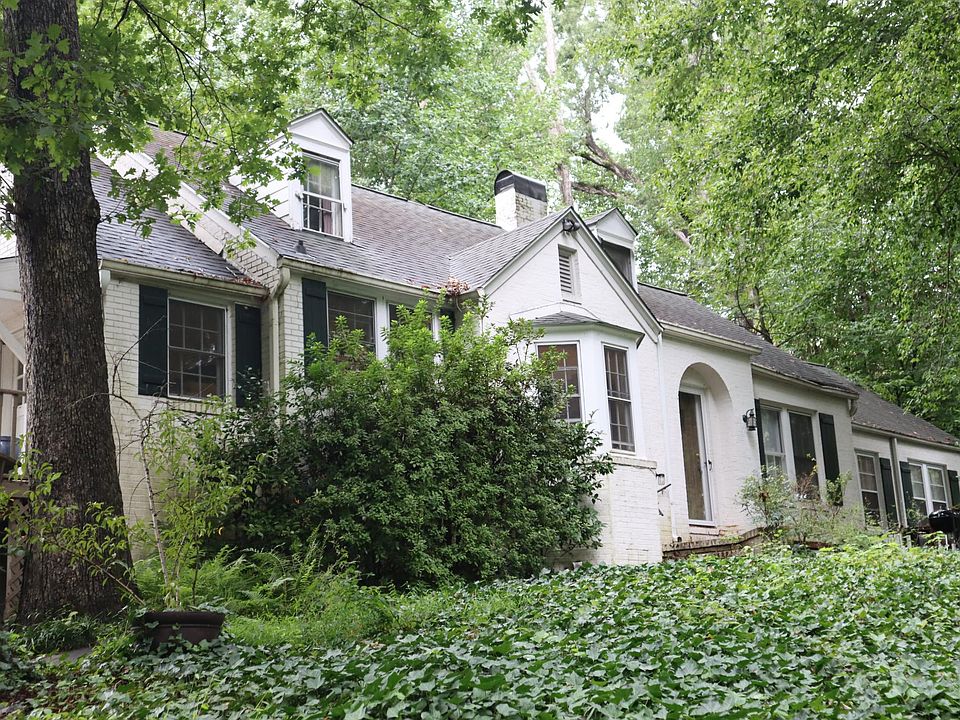 Picture of home where this attic apartment is located.