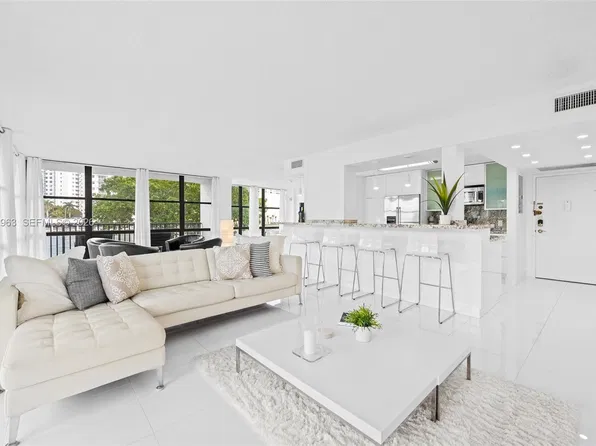 800 Parkview Dr APT 221, Hallandale, FL 33009