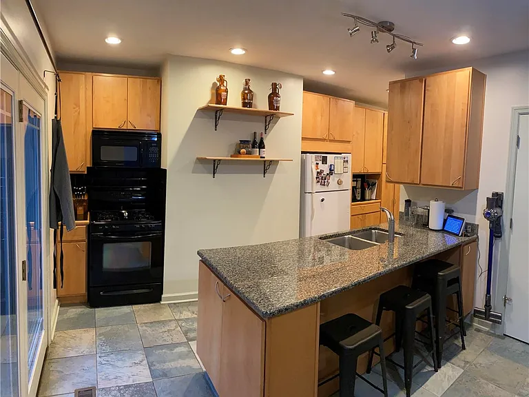 221 Ulysses St — Photo 4