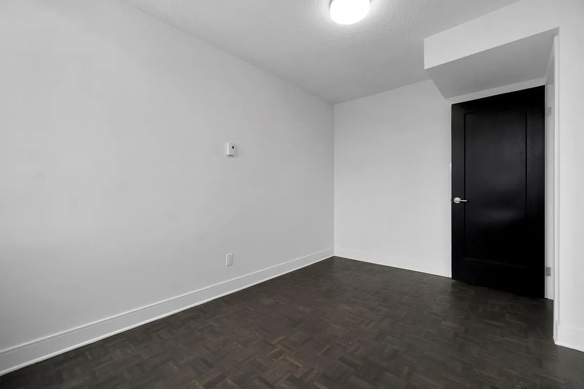 1100 Harwood condos — Photo 4