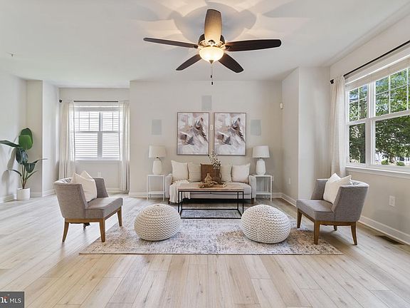 4th image of 369 English Oak Ln