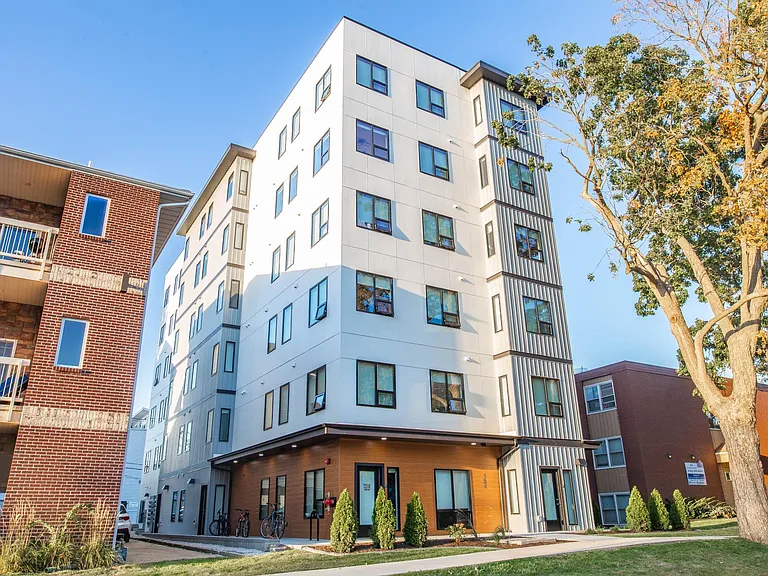 504 E Stoughton St — Photo 41