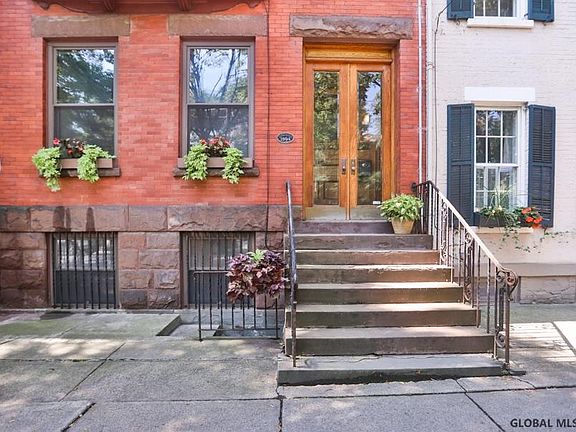 4th image of 102 Chestnut St