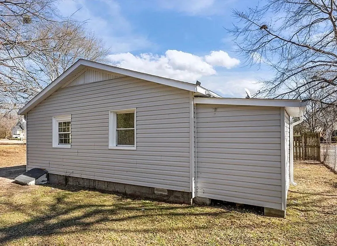 3 bed, 1005 sqft, $1,600 — Photo 3